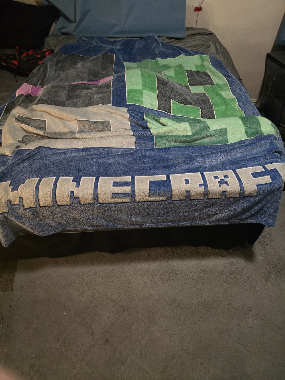 Minecraft Plush Throw Blanket in Blue & Green - Official Gaming Bed Blanket